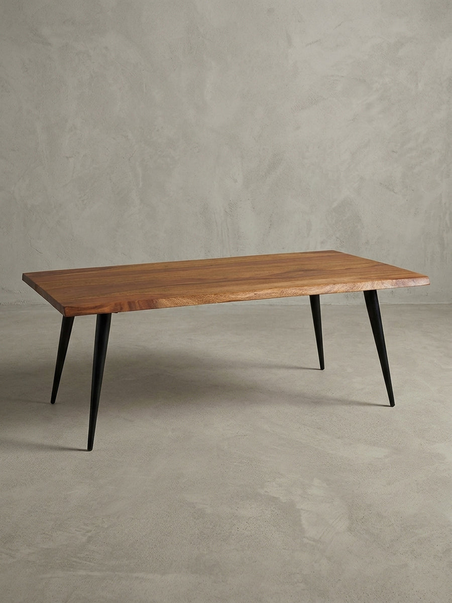 Eleganter Sofatisch aus massivem Sheesham-Holz mit schwarzen Metallbeinen, freigestellt auf weißem Hintergrund, Frontansicht des Designs._