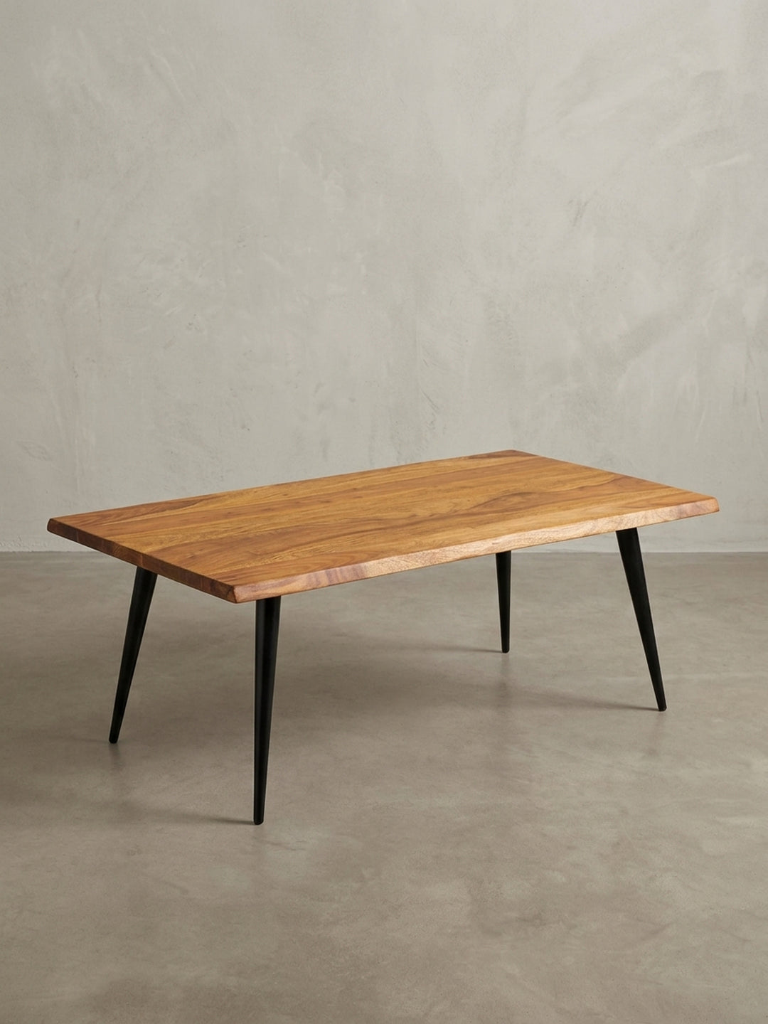 Seitenansicht des Wohnzimmertisches, der die schlanke Silhouette und die Proportionen der 40 cm hohen Konstruktion aus Holz und Metall zeigt._