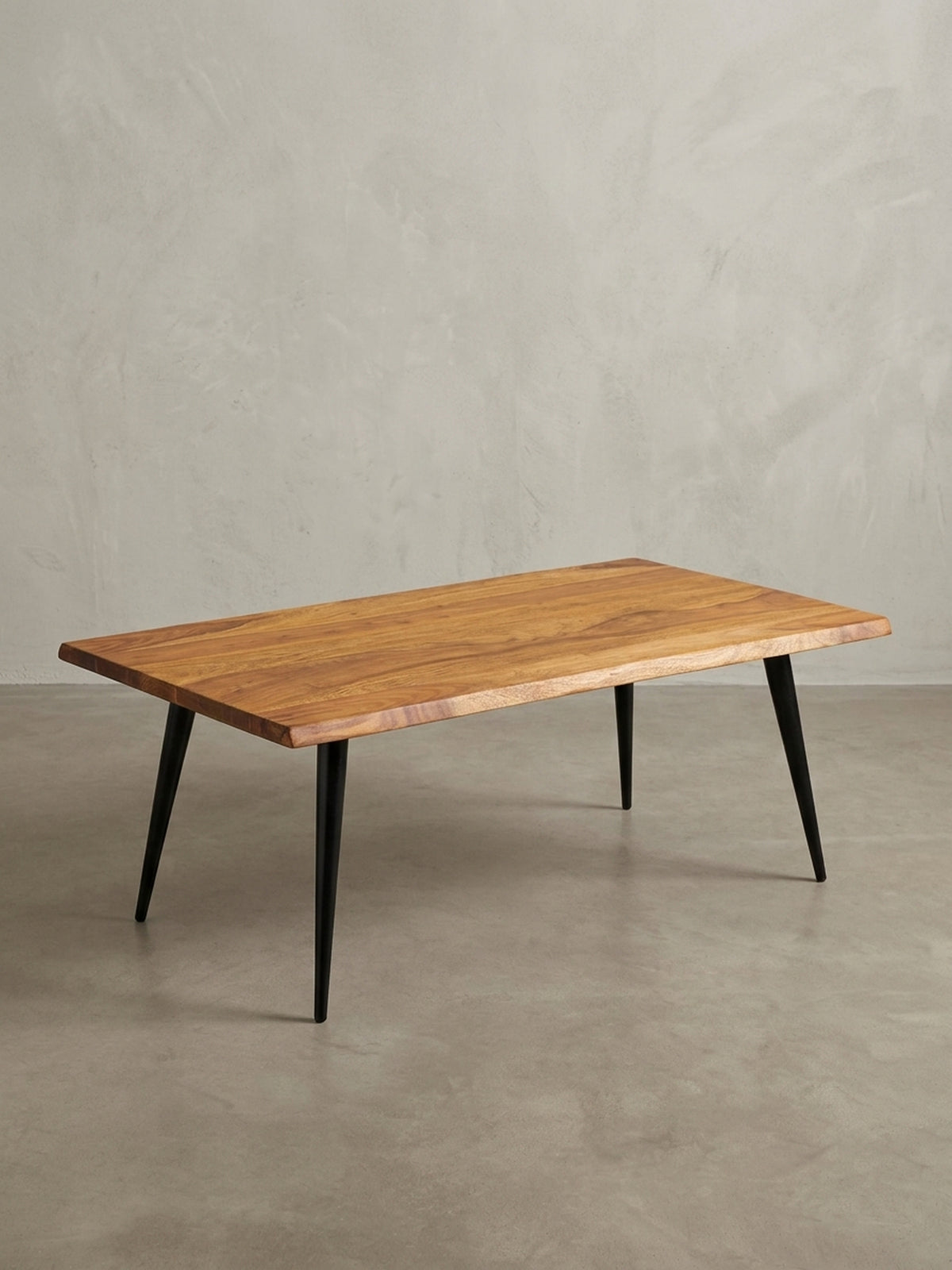 Seitenansicht des Wohnzimmertisches, der die schlanke Silhouette und die Proportionen der 40 cm hohen Konstruktion aus Holz und Metall zeigt.