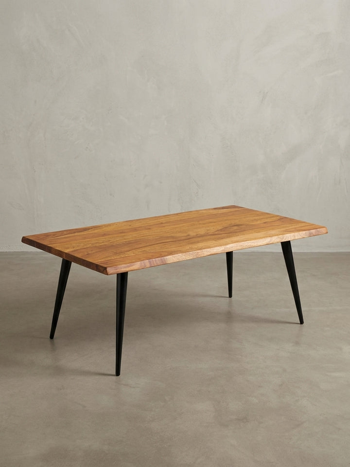 Seitenansicht des Wohnzimmertisches, der die schlanke Silhouette und die Proportionen der 40 cm hohen Konstruktion aus Holz und Metall zeigt._