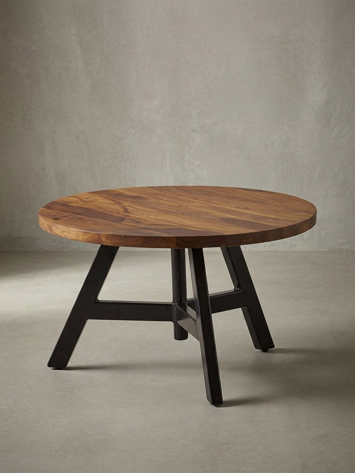 Gesamtansicht des modernen Couchtisches, eine harmonische Kombination aus warmem Sheeshamholz und kühlem, schwarzem Metall für ein stilvolles Ambiente im Wohnzimmer._
