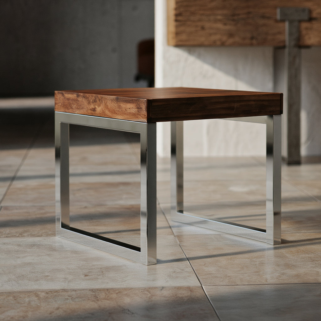 Eleganter Holztisch mit klaren Linien und Kontrast aus warmem Holz und kühlem Metall – KADIMA DESIGN