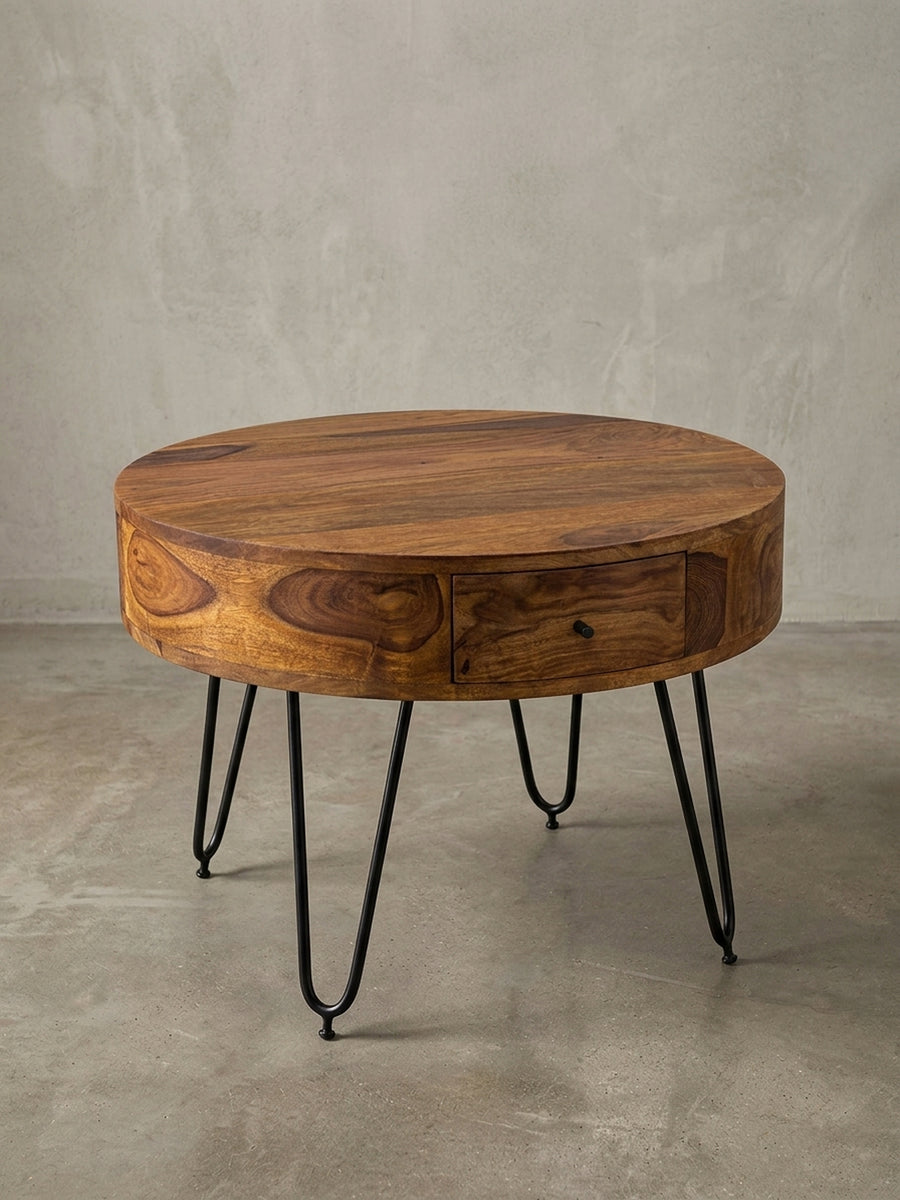 Gesamtübersicht des runden Couchtischs im Industrial Design. Die gelungene Kombination aus warmem Sheesham Massivholz und kühlem schwarzem Metall schafft einen zeitlosen Look._