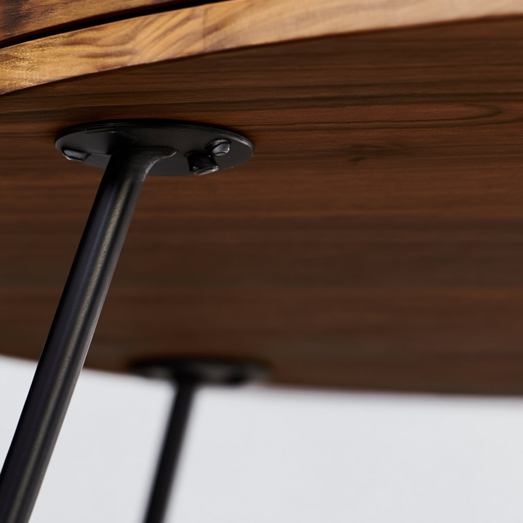Detailaufnahme der Metallbeine und Holzstruktur des runden Couchtischs 