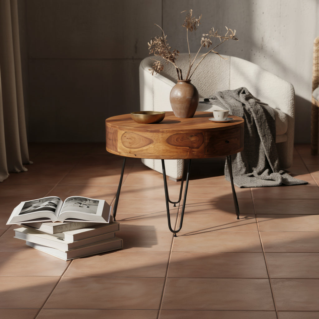 Runder Couchtisch aus Naturholz mit Metallgestell in hellem modernen Interieur