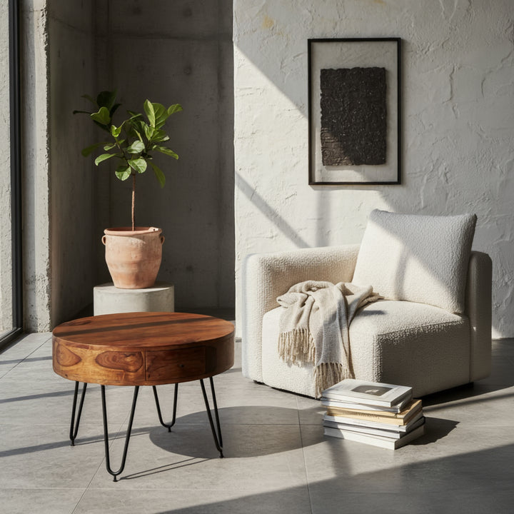 Design-Couchtisch aus Massivholz mit Metallgestell im minimalistischen Wohnzimmer 