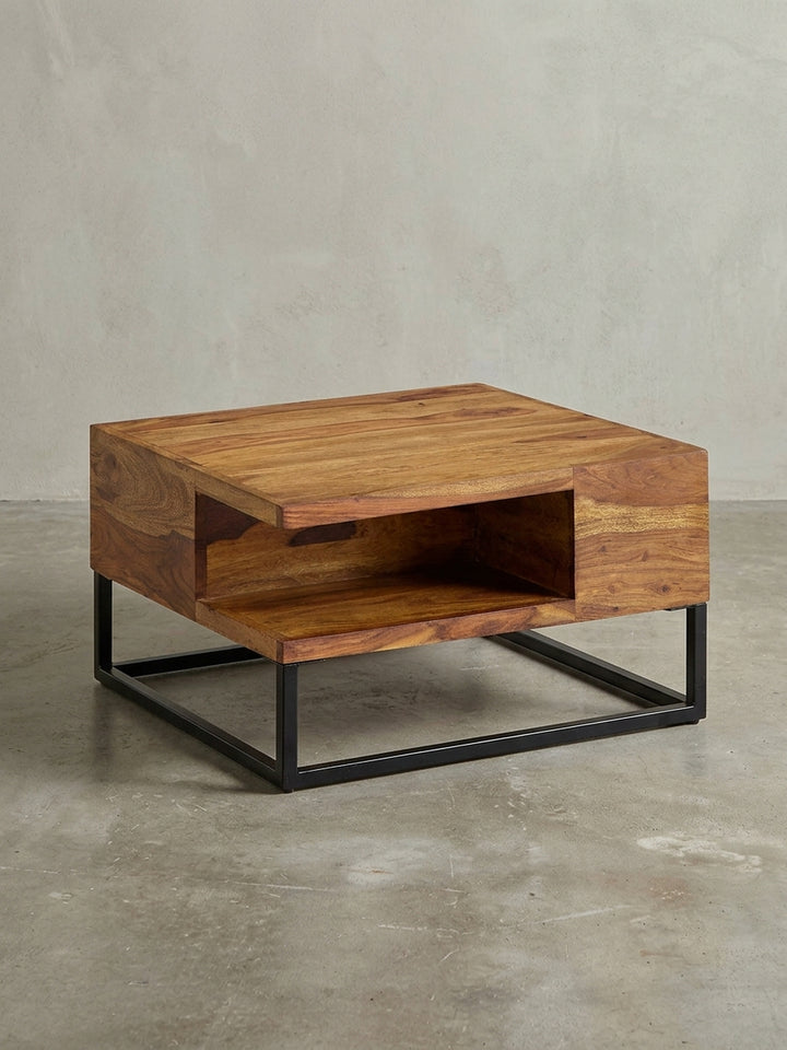 Frontansicht des quadratischen Couchtischs 60x60x35 cm aus massivem Sheeshamholz mit schwarzem Edelstahlgestell, isoliert auf weißem Hintergrund._