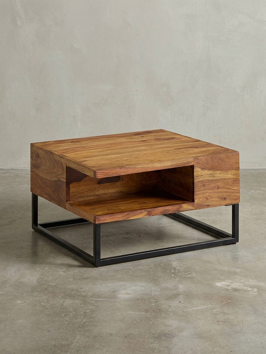 Frontansicht des quadratischen Couchtischs 60x60x35 cm aus massivem Sheeshamholz mit schwarzem Edelstahlgestell, isoliert auf weißem Hintergrund._