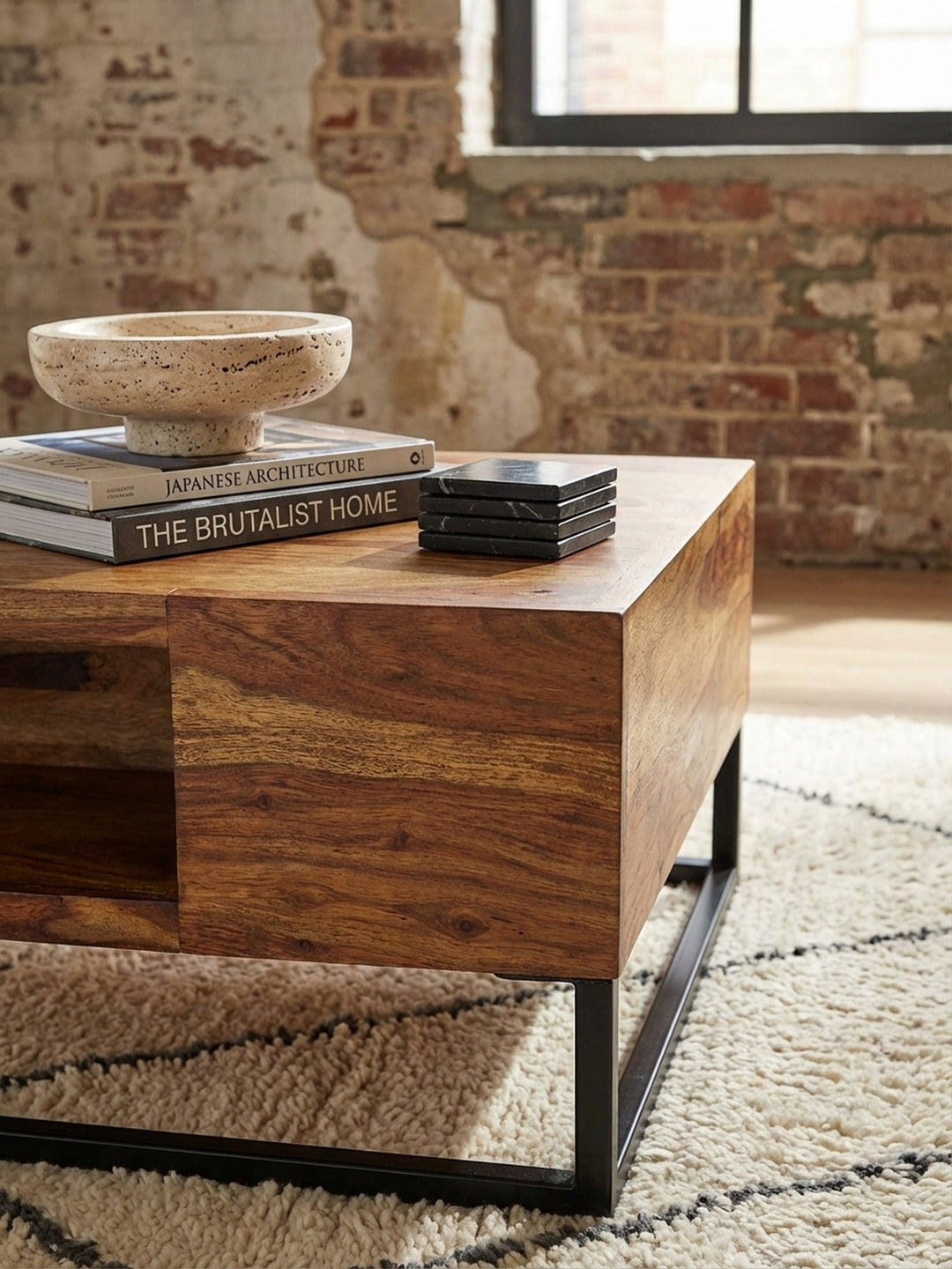 Nahaufnahme der lebendigen Maserung des Sheesham Massivholzes des Couchtisches, die die natürliche und hochwertige Haptik des Materials hervorhebt._