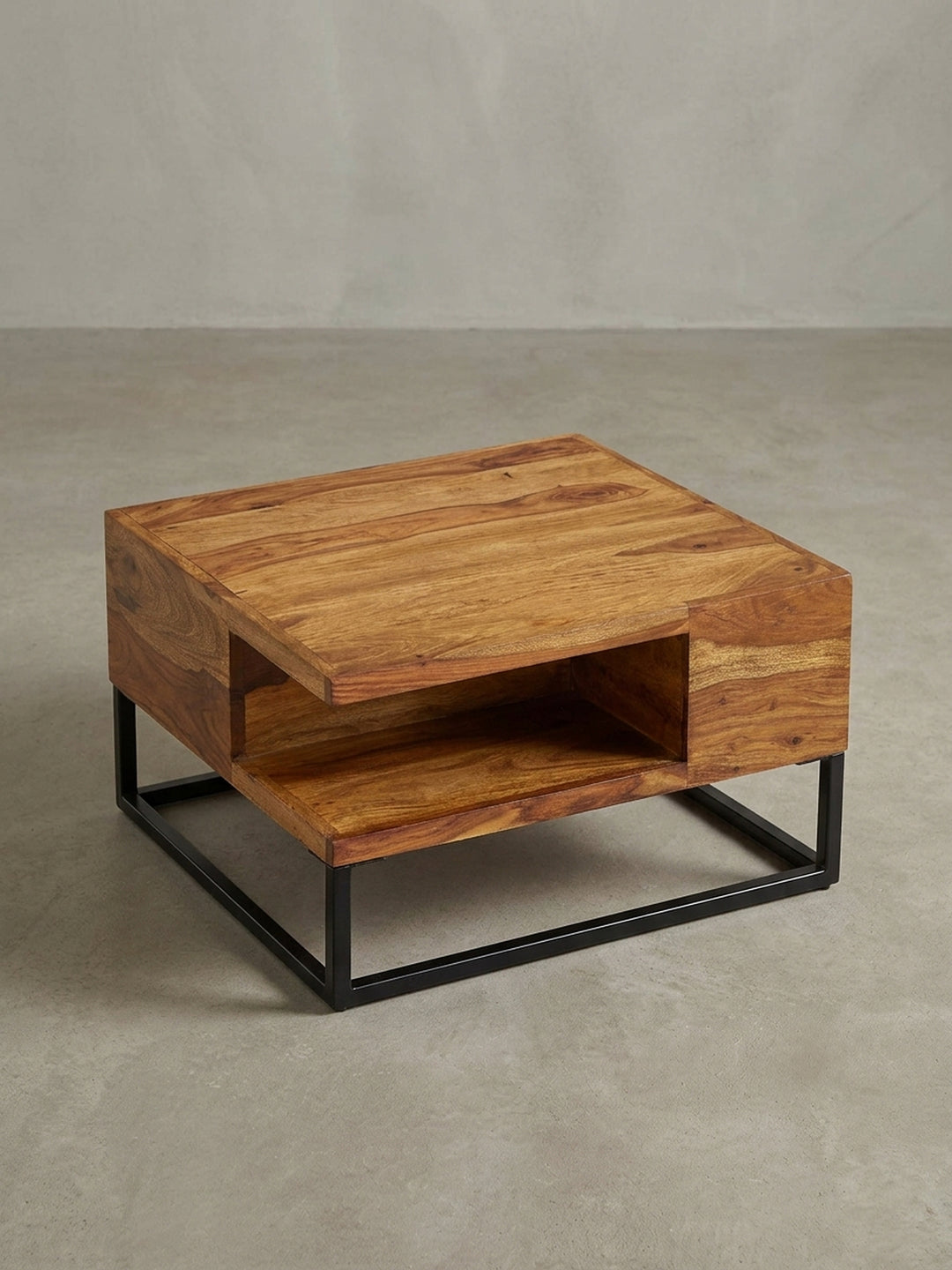 Alternative Perspektive auf den Sofatisch mit Stauraum, die die Tiefe des Ablagefachs und die warme Farbe des lackierten Sheeshamholzes betont._