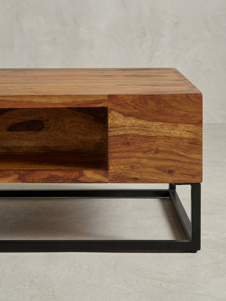 Nahaufnahme des offenen Regalfachs des Beistelltisches, das praktischen Stauraum für Zeitschriften oder Fernbedienungen im Wohnzimmer bietet._