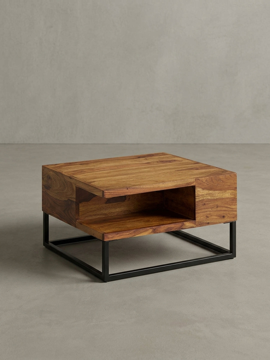 Seitenprofil des Kaffeetisches, das die geringe Höhe von 34,5 cm und das schlanke, kubische Design des Metallrahmens unter der Holzplatte verdeutlicht._