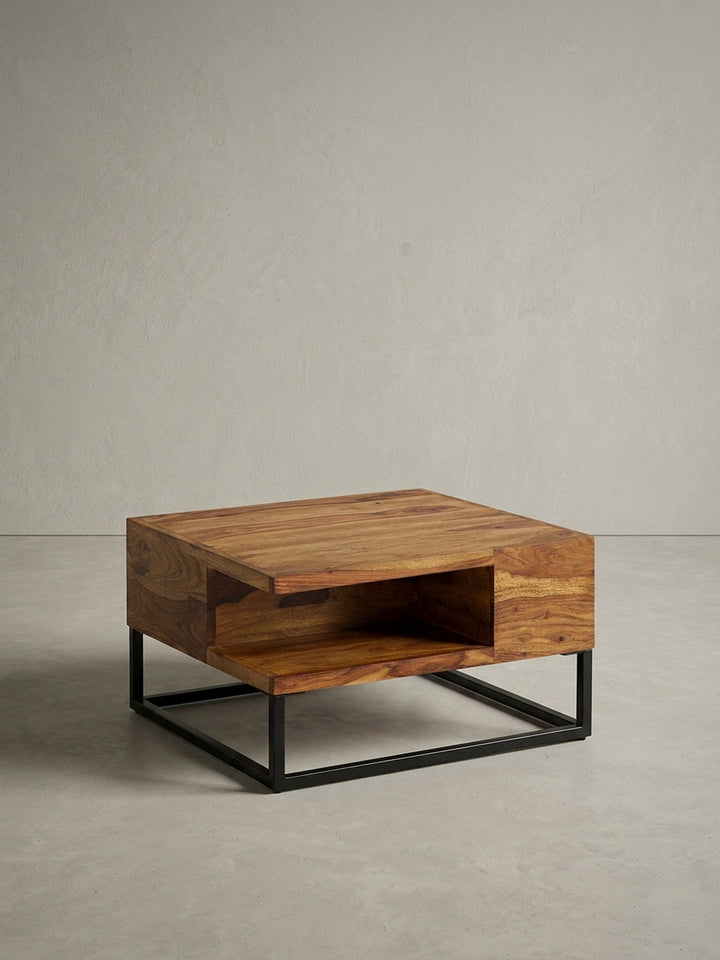 Gesamtüberblick des modernen Couchtisches, der die harmonische Kombination aus warmem Massivholz und kühlem, schwarzem Metall im industriellen Stil darstellt._