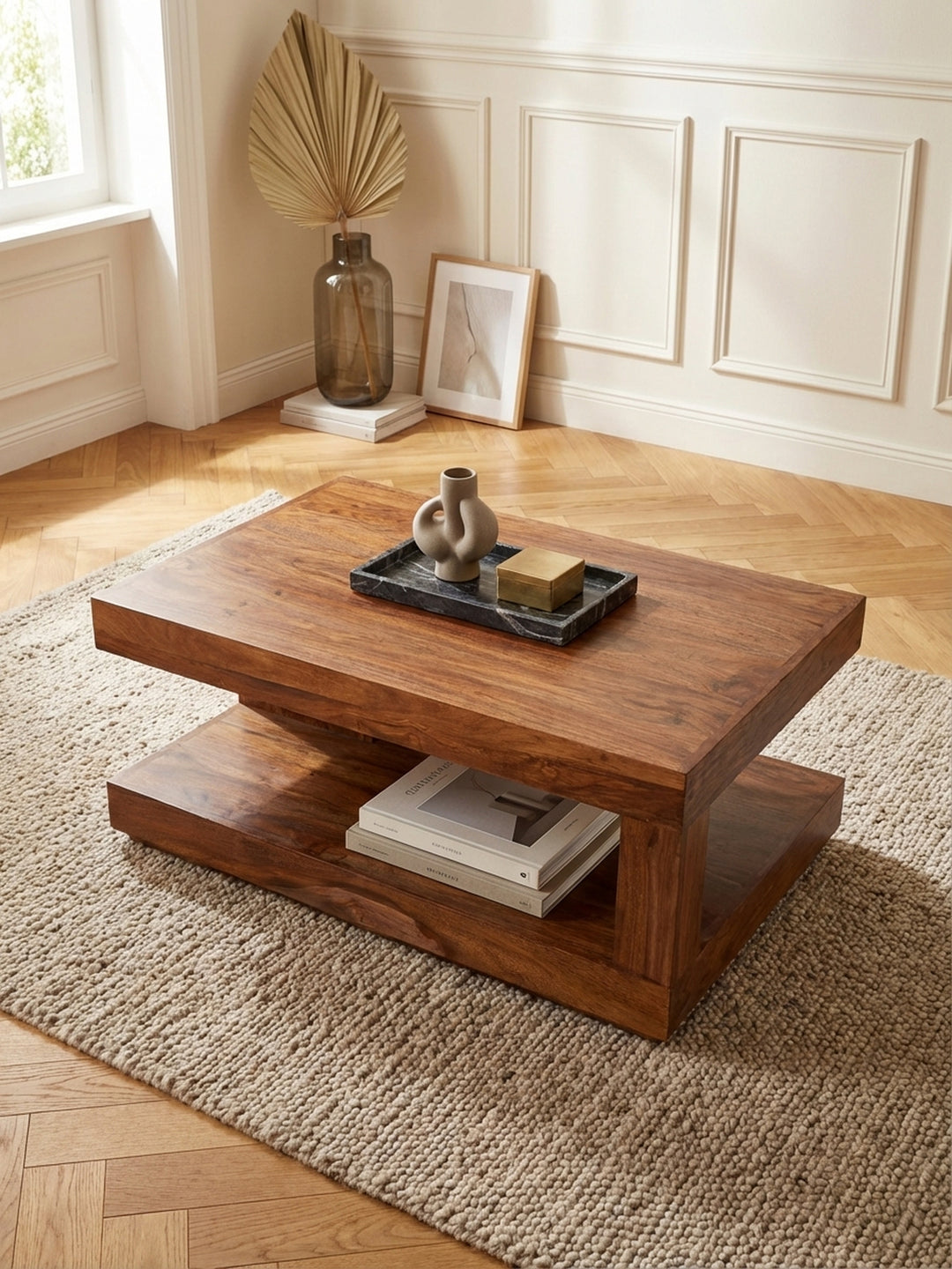 Von oben fotografierter Massivholz-Couchtisch 90x60 cm mit schöner Sheesham-Maserung, zeigt die großzügige Ablagefläche mit Büchern und Dekoration im Wohnzimmer._