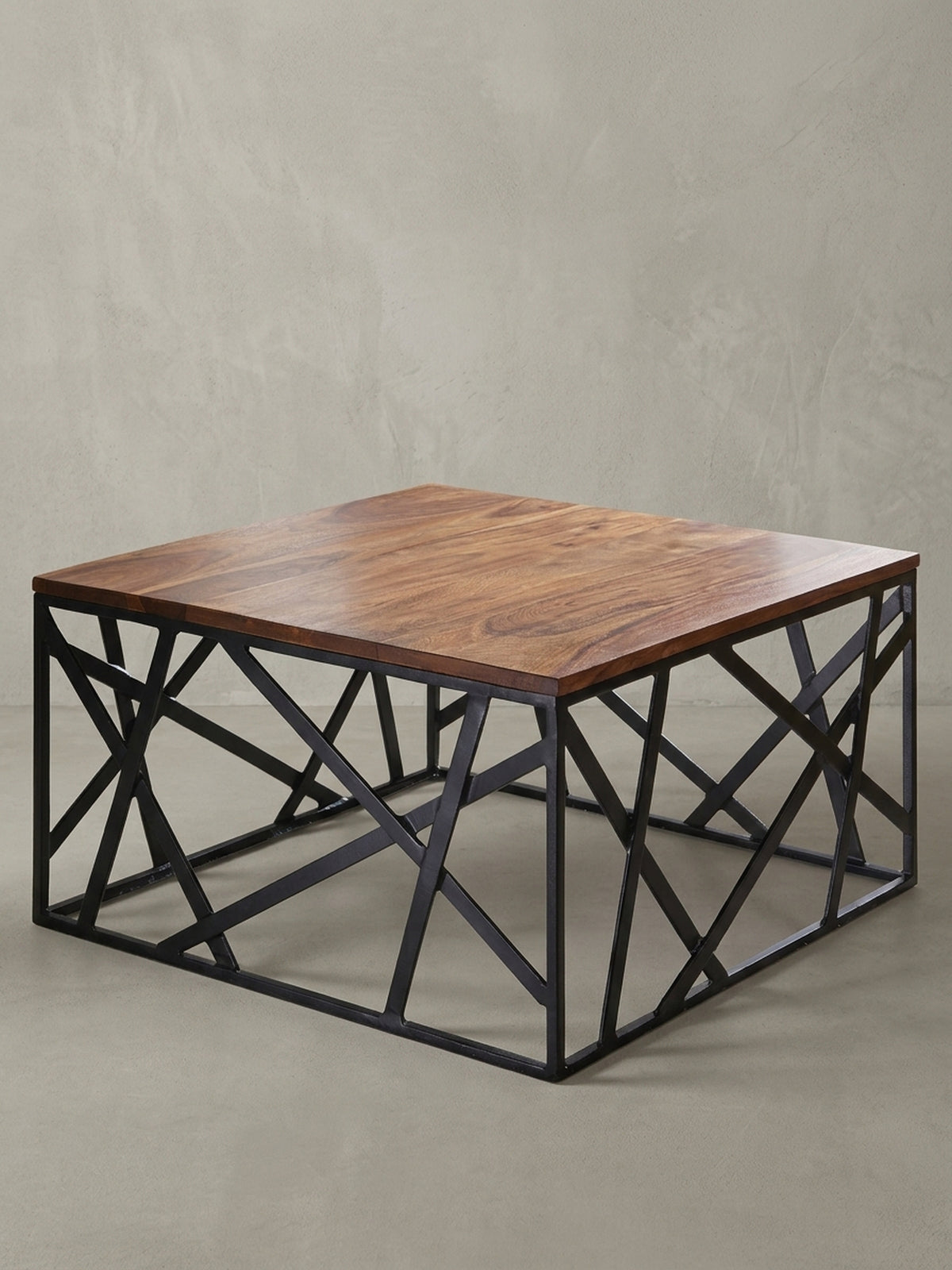 Quadratischer Couchtisch im Industrial Design vor weißem Hintergrund. Die 60x60x35 cm große Silhouette zeigt den klaren Kontrast aus brauner Massivholzplatte und Netz-Metallgestell.