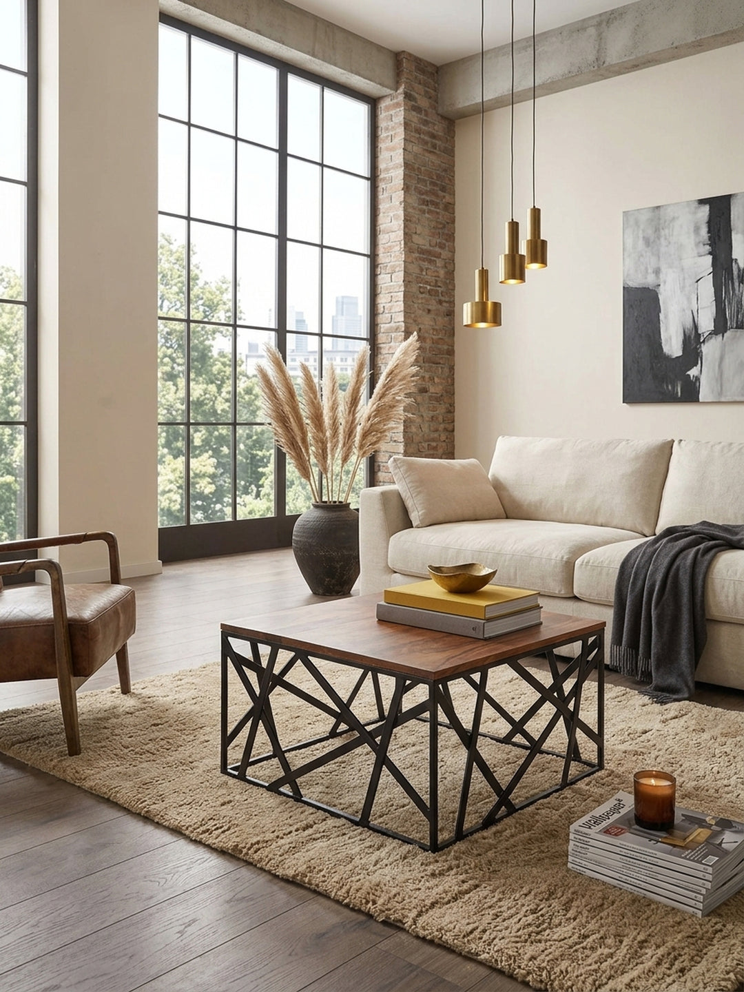 Quadratischer Couchtisch aus echtem Sheesham Massivholz im eleganten Wohnzimmer. Das asymmetrische schwarze Metallgestell im Industrial Style setzt architektonische Akzente im Raum._