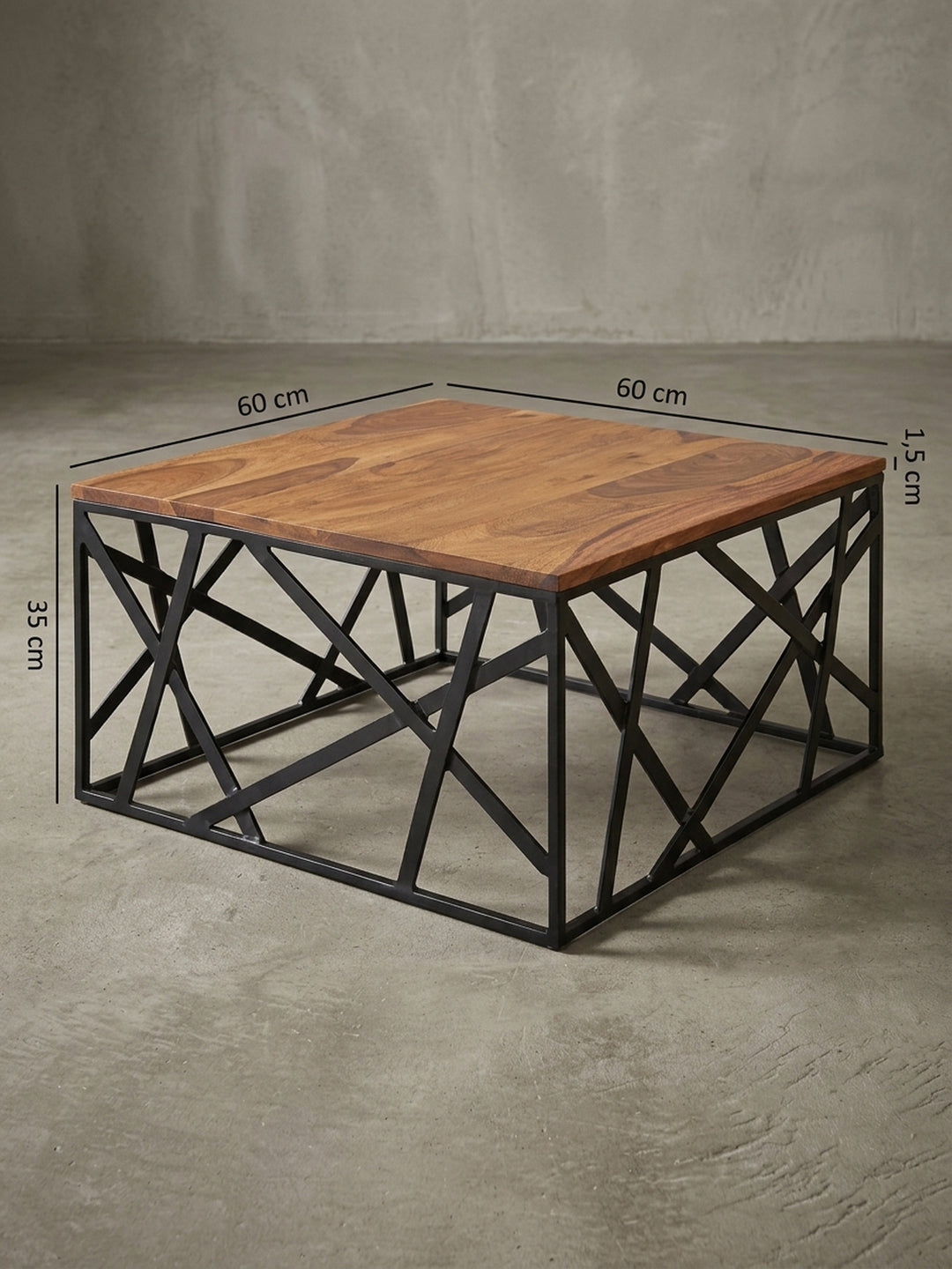 Rückwärtige Detailansicht des Industrial Couchtisches. Die hochwertigen Schweißnähte des schwarzen Metallgestells stützen die massive Holzplatte aus dunklem Sheesham dauerhaft und sicher._