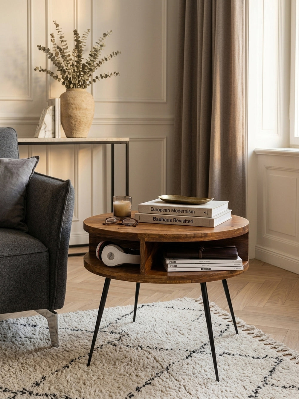 Detailaufnahme der Tischplatte aus massivem Sheesham-Holz. Lebendige natürliche Maserung und warme braune Farbverläufe unterstreichen die hochwertige Handarbeit des Holztisches._