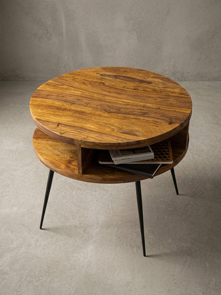 Alternative Perspektive des modernen Holz-Couchtisches. Kompaktes 60cm Design vereint natürliche Holzstruktur mit minimalistischen schwarzen Beinen für elegante Leseecken._