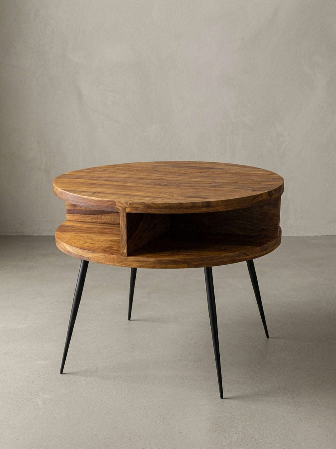 Gesamteindruck des runden Retro-Couchtisches. Die Kombination aus dunkelbraunem Edelholz und filigranem Metallgestell schafft ein zeitloses Möbelstück für moderne Wohnräume._