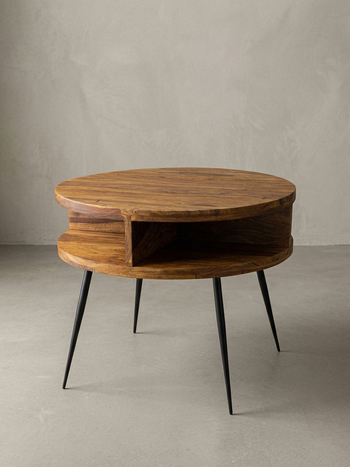 Gesamteindruck des runden Retro-Couchtisches. Die Kombination aus dunkelbraunem Edelholz und filigranem Metallgestell schafft ein zeitloses Möbelstück für moderne Wohnräume._