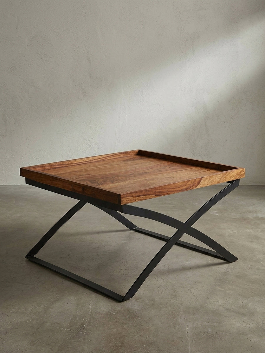 Quadratischer Couchtisch 63x63x39 cm aus massivem Sheeshamholz mit markantem schwarzem X-Füßen aus Eisen freig in der 3/4 Ansicht_