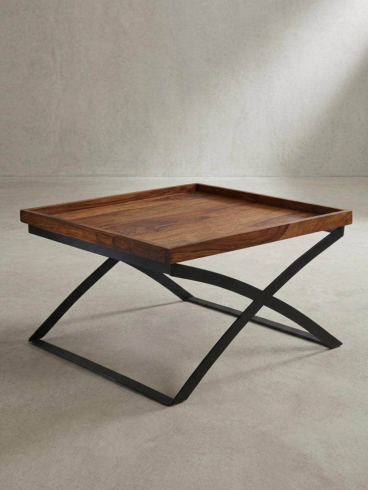 Detailansicht des Sheesham Couchtisches zeigt die leicht erhöhte Tischplattenblende und den Übergang zum robusten schwarzen Metallfuß_