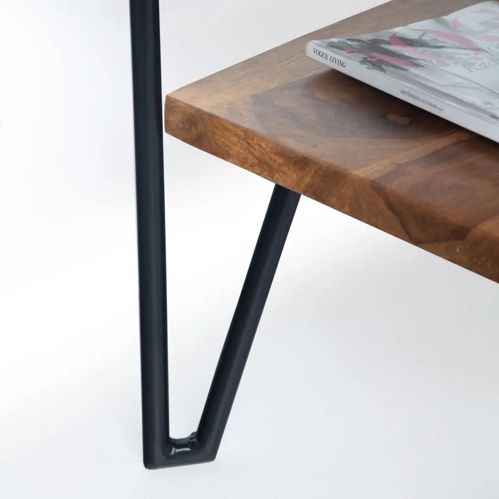 Schwarzes Metallgestell in V-Form mit stabiler Schweißverbindung für Industrial Look _