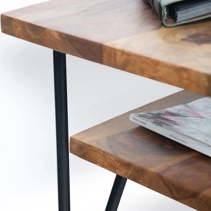 Wohnzimmertisch aus Massivholz mit Metallgestell und Deko im nordischen Interieur _