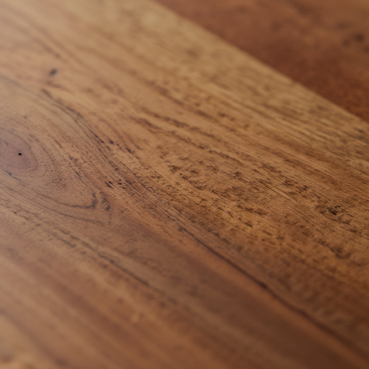 Holzoberfläche aus Sheesham mit sichtbarer Maserung und natürlicher Farbvariation _