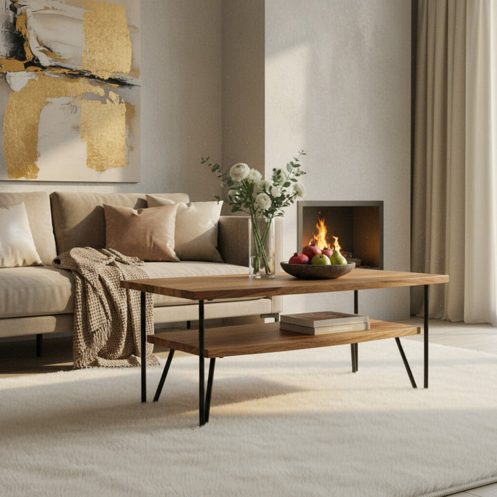 Couchtisch im Wohnzimmer vor Sofa und Kamin im modernen Industrial-Stil _