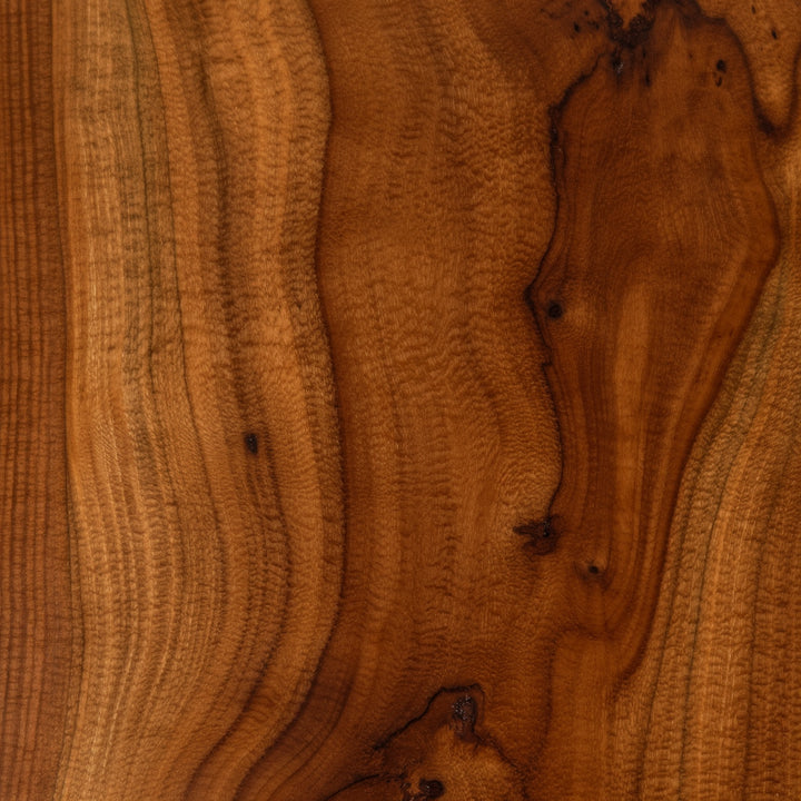 Massivholzplatte mit charakteristischer Holzmaserung und handgearbeiteter Oberfläche _