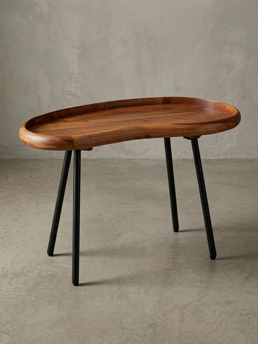 Gesamtüberblick des modernen Vintage-Couchtisches. Die Kombination aus dunkelbraunem Edelholz und filigranem schwarzem Metallgestell vereint Mid-Century-Stil mit zeitloser Eleganz._