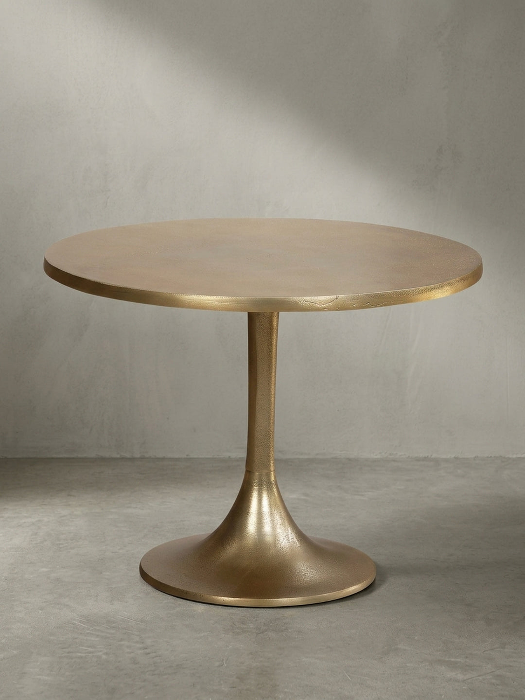 Überblick über den modernen Wohnzimmertisch aus goldfarben lackiertem Aluminium, der minimalistisches Design mit einem Hauch von Luxus verbindet._