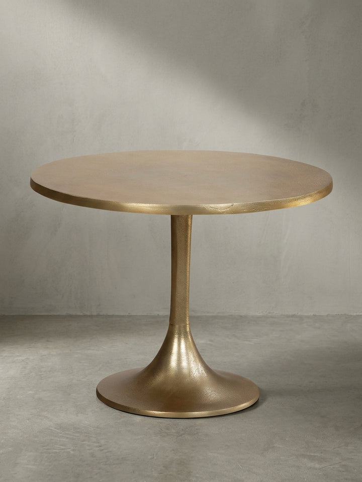 Überblick über den modernen Wohnzimmertisch aus goldfarben lackiertem Aluminium, der minimalistisches Design mit einem Hauch von Luxus verbindet._