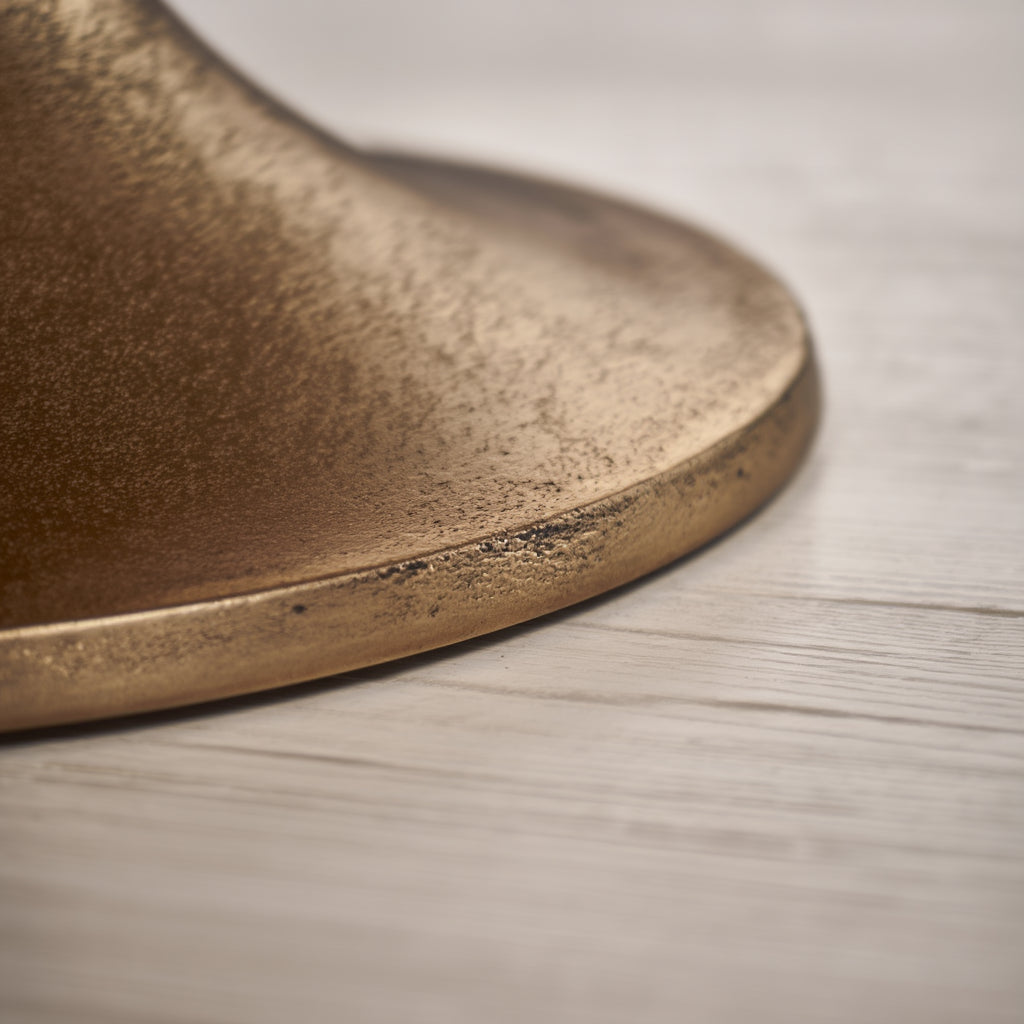 Basis des goldfarbenen Beistelltischs aus Aluminium mit glatter Form im modernen Stil