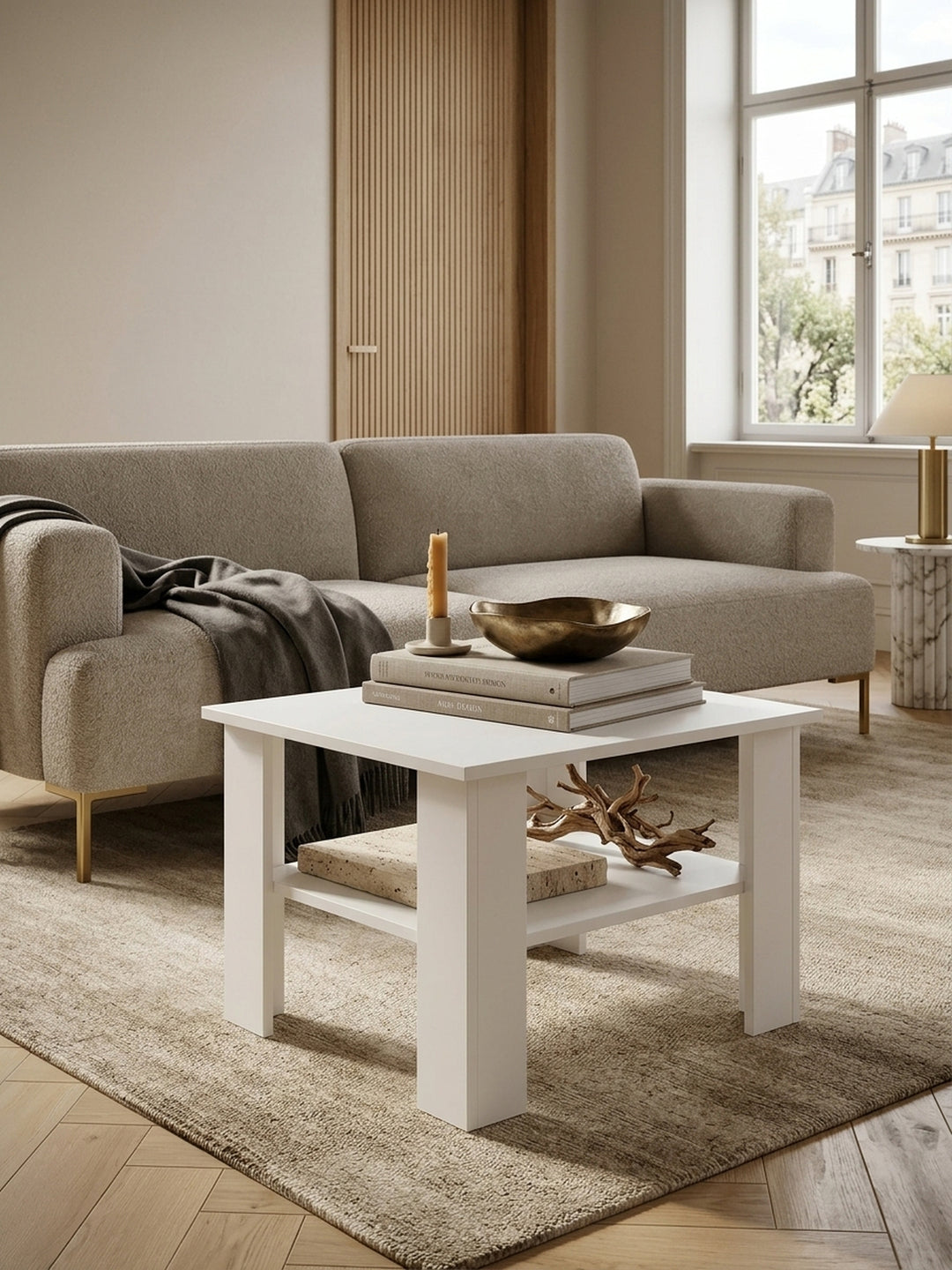 Draufsicht auf den quadratischen Wohnzimmertisch in Weiß. Die 60x60cm große Tischplatte bietet viel Platz für Deko, während die geometrischen Linien das moderne Raumkonzept unterstreichen._