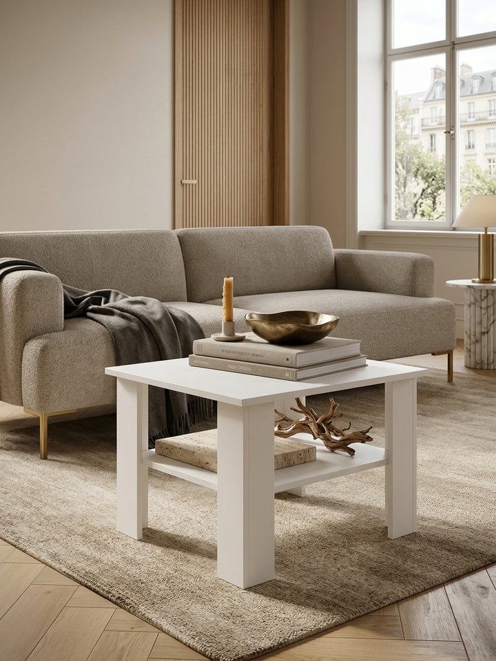 Draufsicht auf den quadratischen Wohnzimmertisch in Weiß. Die 60x60cm große Tischplatte bietet viel Platz für Deko, während die geometrischen Linien das moderne Raumkonzept unterstreichen._