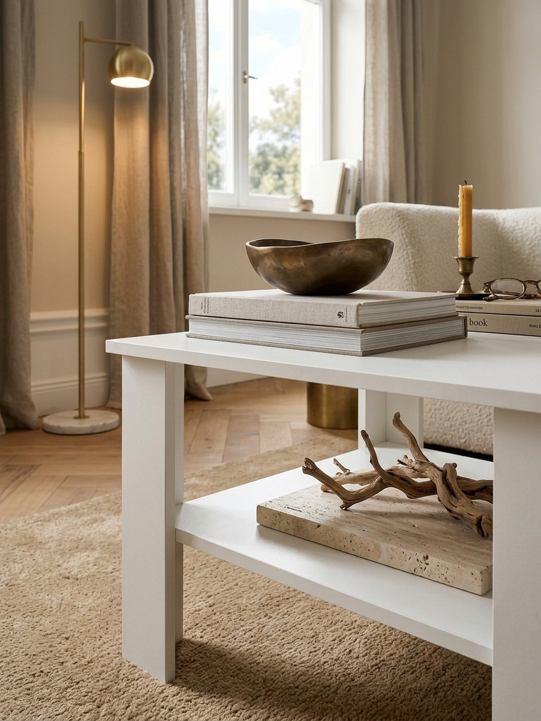 Detailaufnahme der kratzfesten, weißen Melaminharzbeschichtung. Die matte Oberfläche des 1,5 cm starken Holztisches zeigt eine hochwertige Verarbeitung und pflegeleichte Materialqualität._