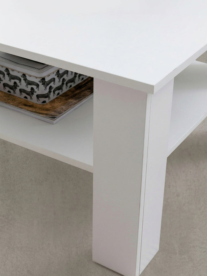 Nahaufnahme der Tischkanten und Verbindungen des weißen Holztisches. Die fugenlose Verarbeitung der melaminbeschichteten Spanplatten sorgt für eine robuste und kratzfeste Struktur._