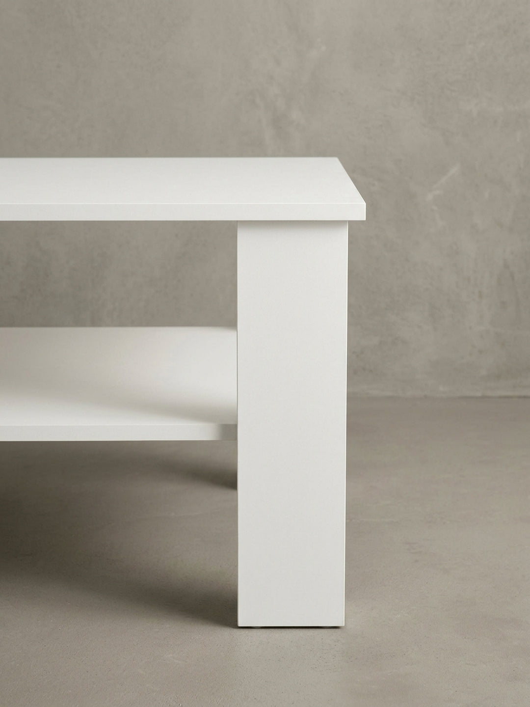 Gesamtübersicht des modernen Kaffeetisches in strahlendem Weiß. Die perfekte Symmetrie der 60x60 cm großen Platten und breiten Füße schafft ein harmonisches, zeitloses Möbeldesign._