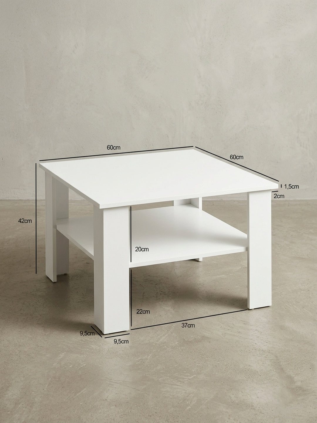 Rückwärtige Detailansicht des weißen Wohnzimmertisches. Die präzisen Kanten und die 20 cm hohe untere Ablagefläche unterstreichen die funktionale Architektur des kompakten Möbelstücks._