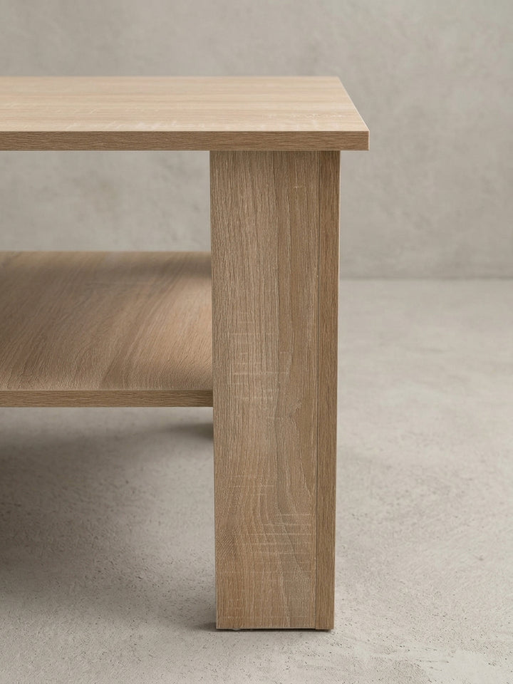 Gesamtübersicht des quadratischen Holztisches mit praktischer Ablageebene. Ein funktionales und stilvolles Möbelstück für gemütliche Lounge-Bereiche und kompakte Wohnzimmer-Konzepte._