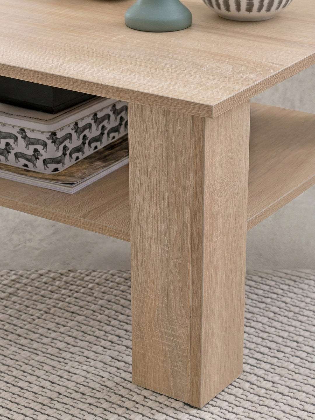 Fokussierter Blick auf die Kantenverarbeitung des Sofatisches. Die pflegeleichte und abriebfeste Beschichtung der quadratischen Tischplatte sorgt für Langlebigkeit im Familienalltag._