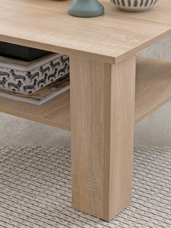 Fokussierter Blick auf die Kantenverarbeitung des Sofatisches. Die pflegeleichte und abriebfeste Beschichtung der quadratischen Tischplatte sorgt für Langlebigkeit im Familienalltag._