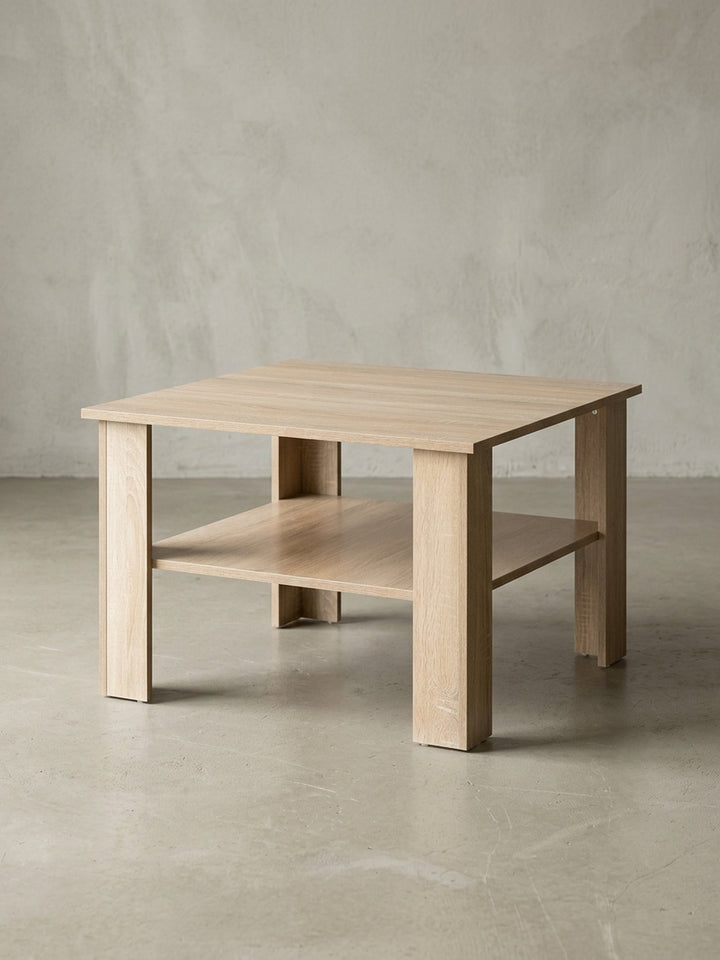 Freigestellter Couchtisch mit Ablagefach in heller Sonoma Eiche Frontalansicht. Das kompakte 60x60x42 cm Design überzeugt durch gerade Linien und stabile blockartige Tischbeine._