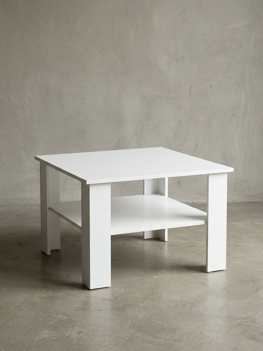 Weißer Couchtisch mit Ablage in der Frontansicht. Der kompakte Kaffeetisch misst 60x42x60 cm und überzeugt durch sein minimalistisches Design mit vier stabilen, flachen Beinen._