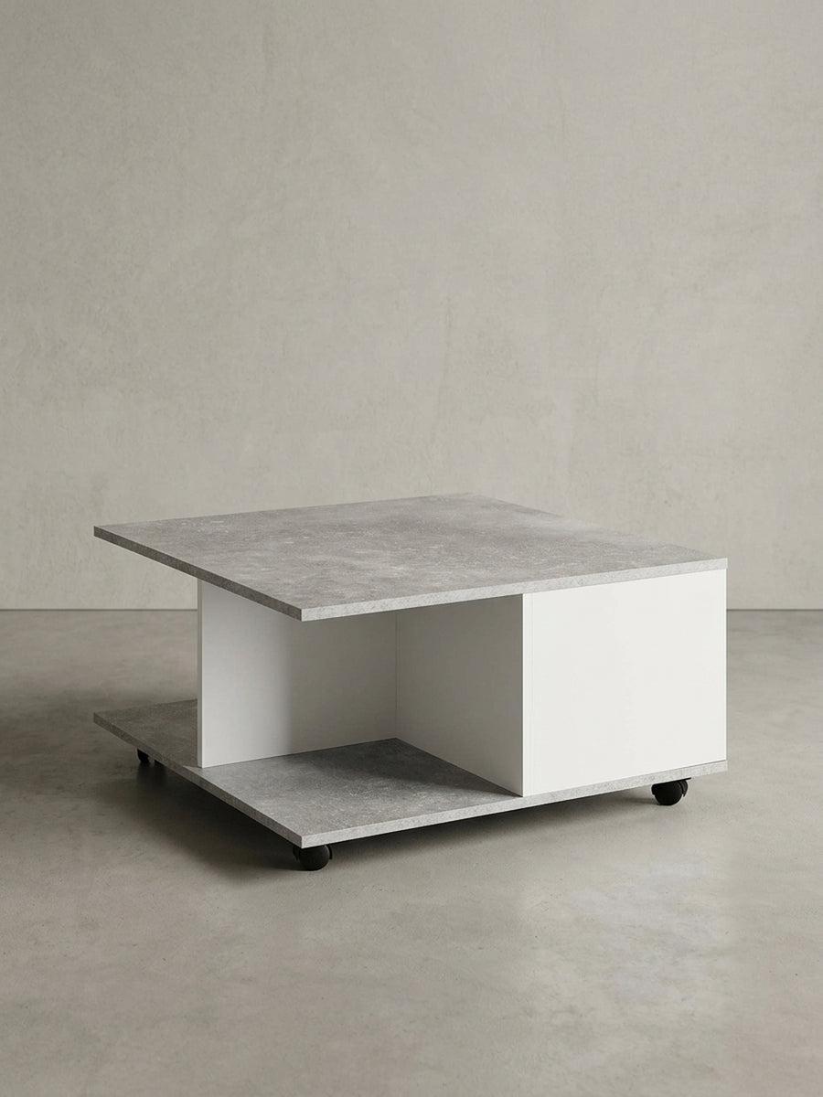 Funktionaler Couchtisch mit Rollen in Zementgrau und Weiß, Frontansicht mit offener und geschlossener Staufläche, freigestellt auf weißem Hintergrund._