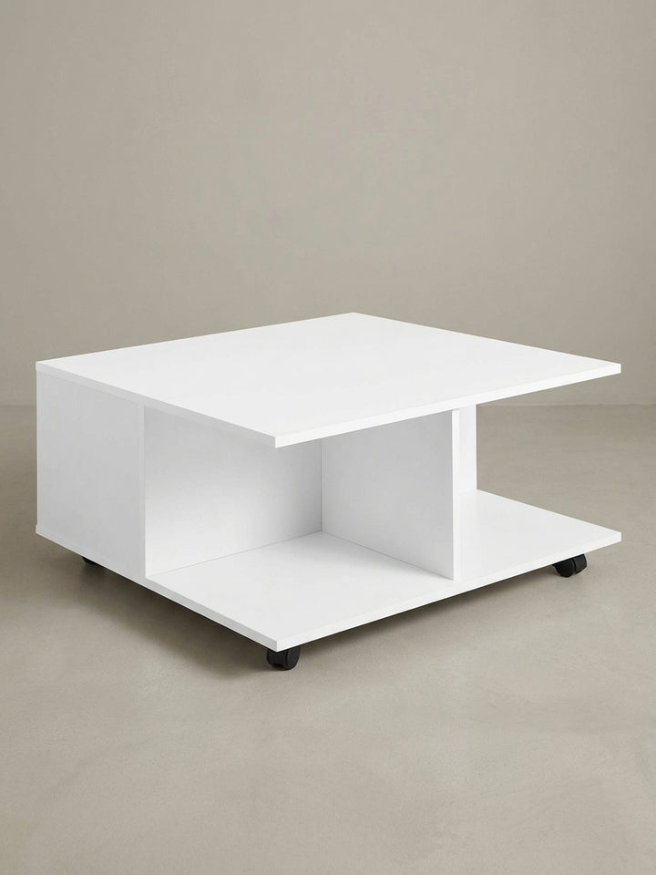 Flexibler Couchtisch 70x70 cm in Weiß, kombiniert offene Ablagefächer und versteckten Schubladen-Stauraum auf praktischen Rollen._