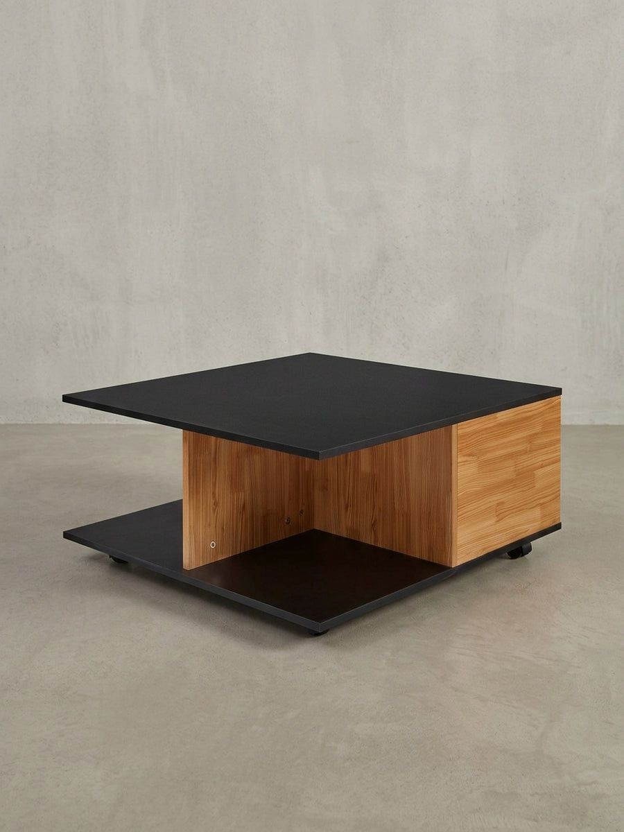 Profilansicht des mobilen Sofatischs mit Rollen, zeigt die geringe Höhe von 36,5 cm und die klare, geometrische Silhouette des Designs._